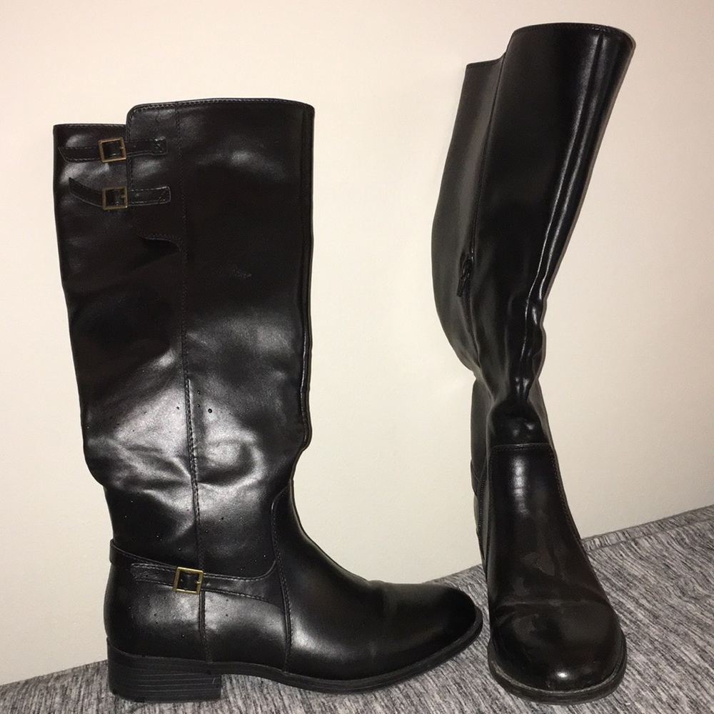 Size 9 women's black, sheek, shiny boots.